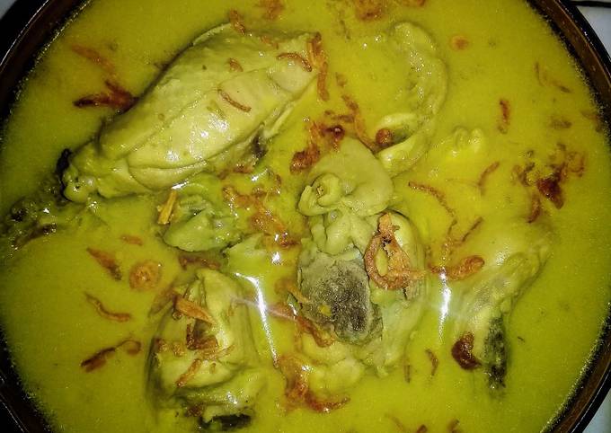 Opor ayam bumbu kuning