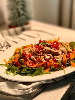 Una foto de Ensalada de perdiz en escabeche con crudités y granada