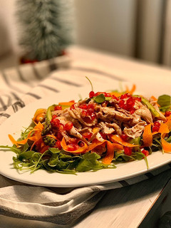 Una foto de Ensalada de perdiz en escabeche con crudités y granada