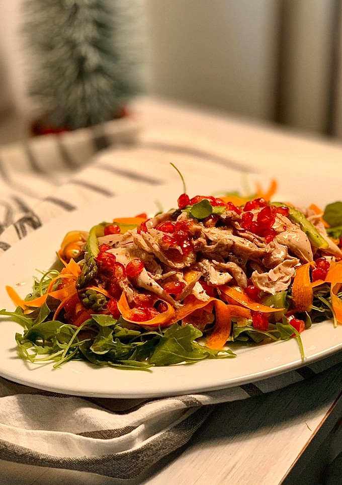 Una foto de Ensalada de perdiz en escabeche con crudités y granada