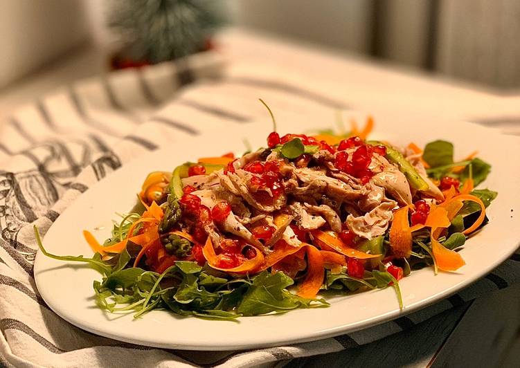 Ensalada de perdiz en escabeche con crudités y granada