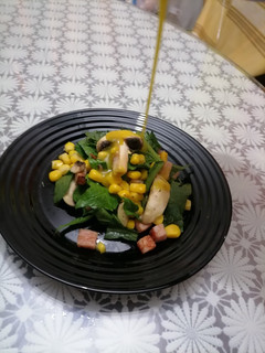 Una foto de Ensalada de espinacas con tocino