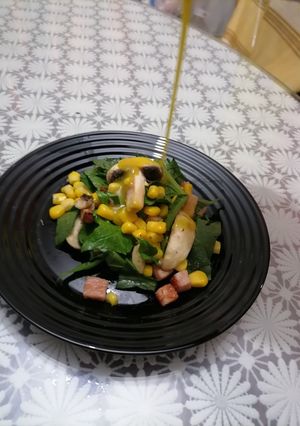 Una foto de Ensalada de espinacas con tocino