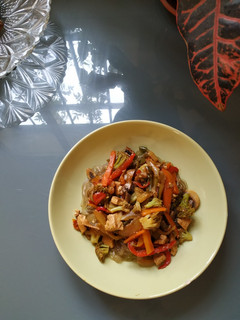 Una foto de Fideos chinos con tofu