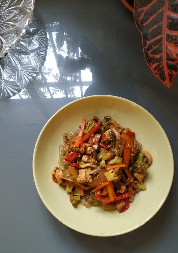 Una foto de Fideos chinos con tofu