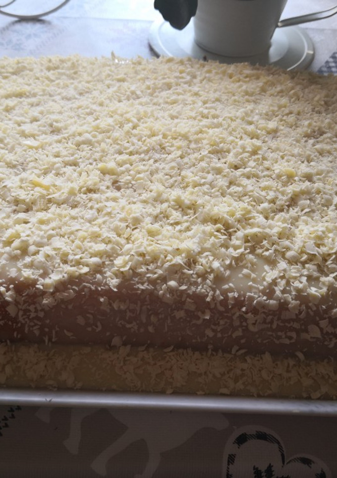 Una foto de Bizcocho de zanahoria con corbetura de chocolate blanco