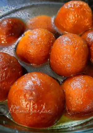 A picture of Soft Gulabjamuns using Milk Powder.