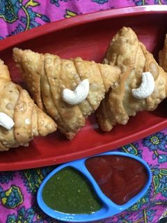 लहरिया समोसा साथ में मटर (Lahriya samosa with peas recipe in hindi) रेसिपी मुख्य फोटो