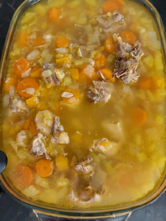 Una foto de Caldo de pollo y verduras