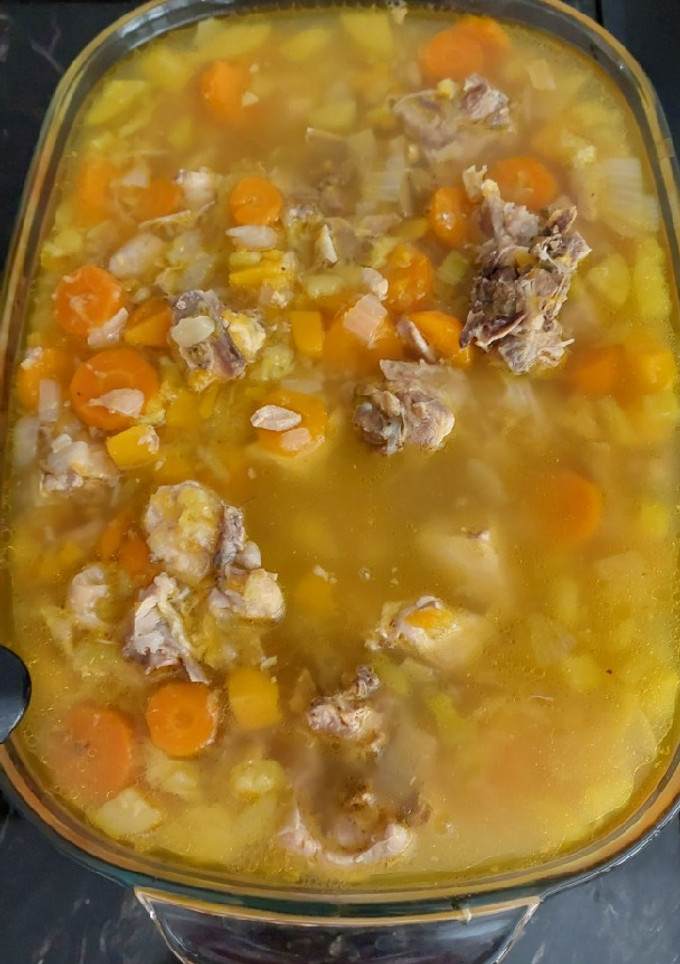 Una foto de Caldo de pollo y verduras