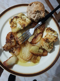 Una foto de Bacalao al horno con salsa verde