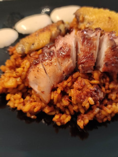 Una foto de Arroz a la Paella de Pulpo y Alitas de Pollo Con Mayonesa de Yakiniku