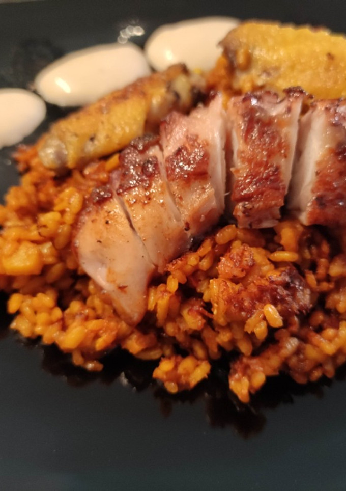 Una foto de Arroz a la Paella de Pulpo y Alitas de Pollo Con Mayonesa de Yakiniku