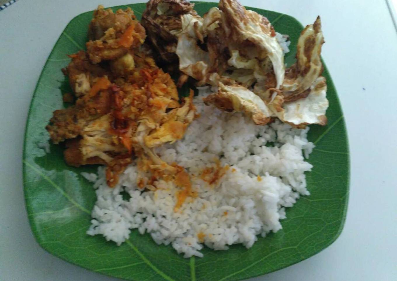 Ayam geprek dan kobis goreng