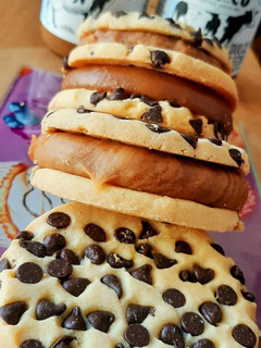 Una foto de ALFAJORES COOKIE CON CHIPS DE CHOCOLATE Y EXTRA DULCE DE LECHE!!