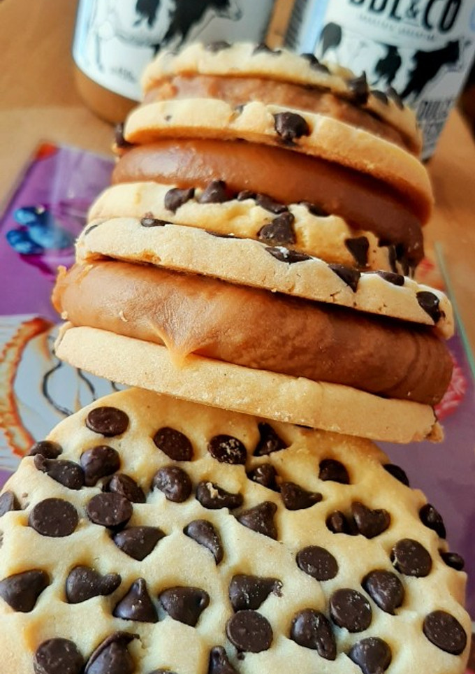 Una foto de ALFAJORES COOKIE CON CHIPS DE CHOCOLATE Y EXTRA DULCE DE LECHE!!