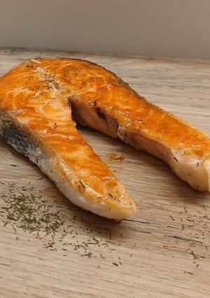 Una foto de Rodajas de Salmón a la Plancha con Emulsión Marina de Eneldo y Notas Cítricas