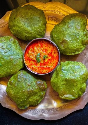 A picture of Methi Palak Poori.