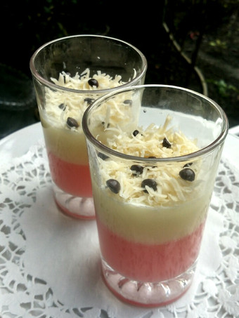 Bagaimana Menyiapkan Pudding Lapis Strawberry Vanilla Ekonomis Untuk Jualan