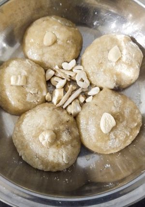 કાજુ બરફી પેંડા(Kaju barfi penda recipe in Gujarati) રેસીપી મુખ્ય ફોટો