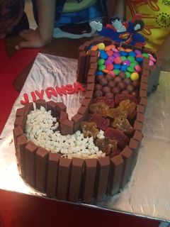किटकैट चॉकलेट केक (Kit kat chocolate cake recipe in hindi) रेसिपी मुख्य फोटो