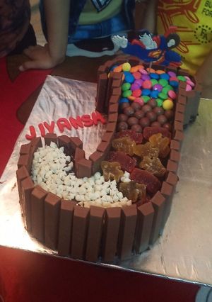 किटकैट चॉकलेट केक (Kit kat chocolate cake recipe in hindi) रेसिपी मुख्य फोटो