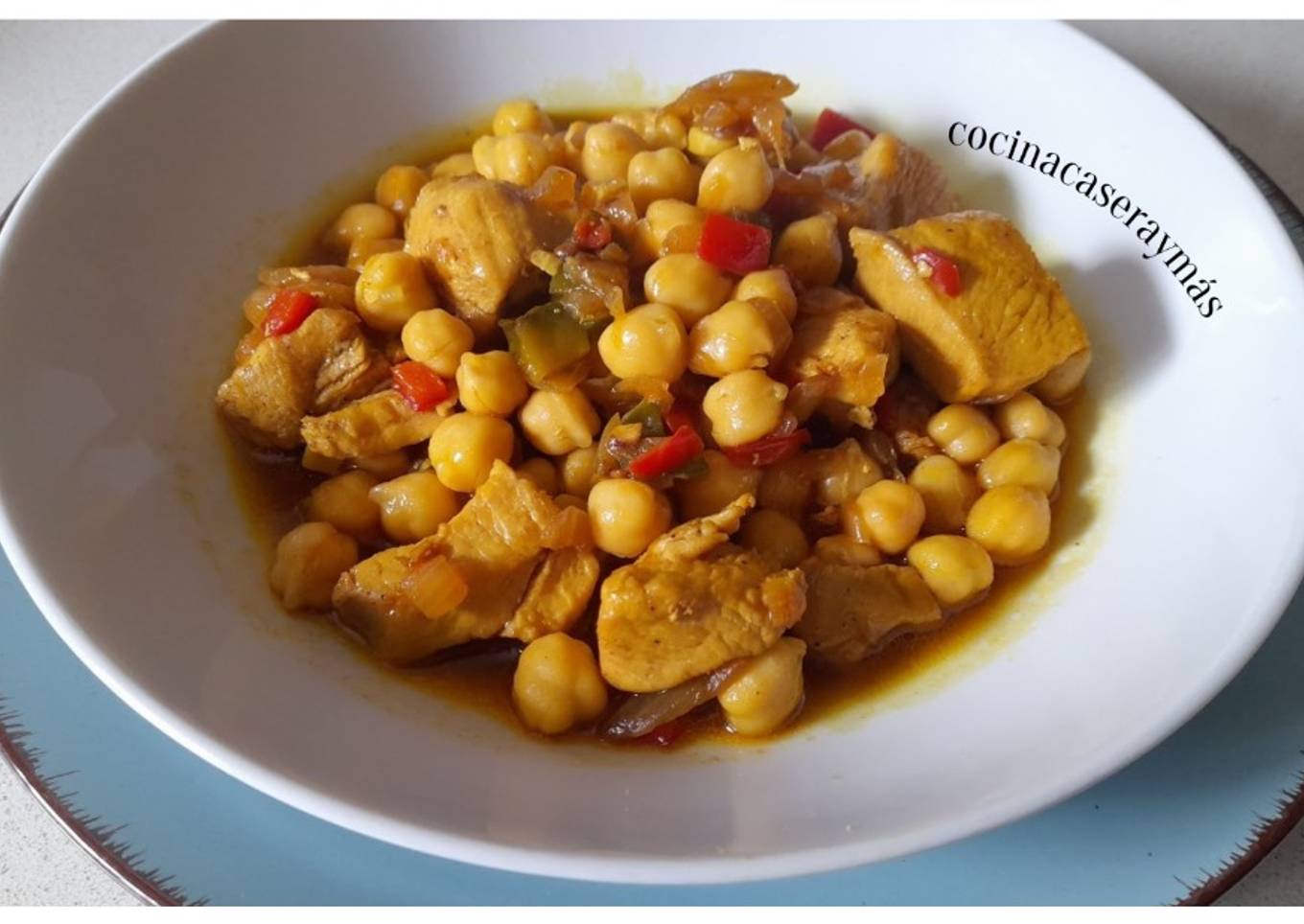 Pollo al curry con garbanzos