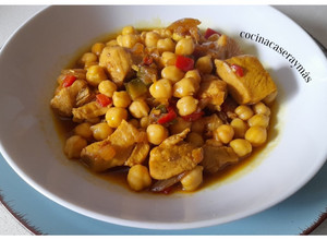 Foto principal de Pollo al curry con garbanzos