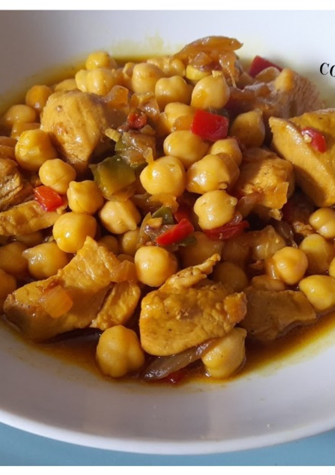 Una foto de Pollo al curry con garbanzos