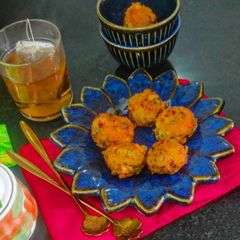 A picture of Soft And Crunchy Onion Bonda With Green Tea ☕.