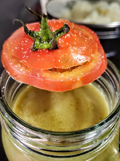 Una foto de JUGO (zumo) de 🍅Tomate y Guasca...!🌿