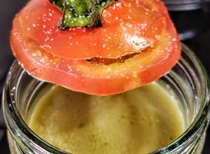 Una foto de JUGO (zumo) de 🍅Tomate y Guasca...!🌿