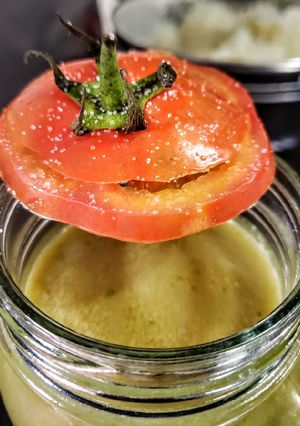 Una foto de JUGO (zumo) de 🍅Tomate y Guasca...!🌿