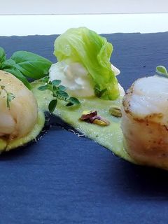 Foto di Rana pescatrice con lardo di colonnata e burrata con insalata di cicorione