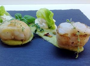 Foto di Rana pescatrice con lardo di colonnata e burrata con insalata di cicorione