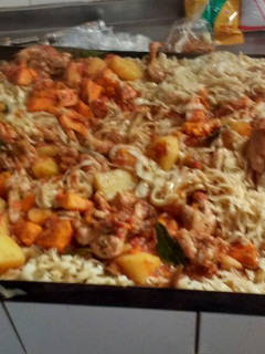 Una foto de Tallarines con salsa de pollo al disco
