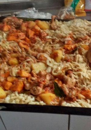 Una foto de Tallarines con salsa de pollo al disco