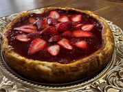 Una foto de cheesecake de mermelada de fresas