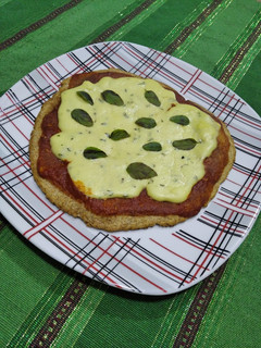 Una foto de Pizza vegana express al sartén - con quesito veg - 🍕🍕:)