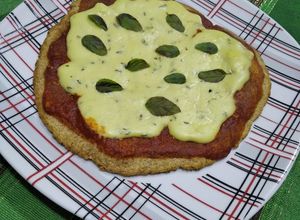 Una foto de Pizza vegana express al sartén - con quesito veg - 🍕🍕:)