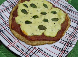 Una foto de Pizza vegana express al sartén - con quesito veg - 🍕🍕:)