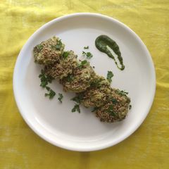A picture of Instant sooji spinach idli.