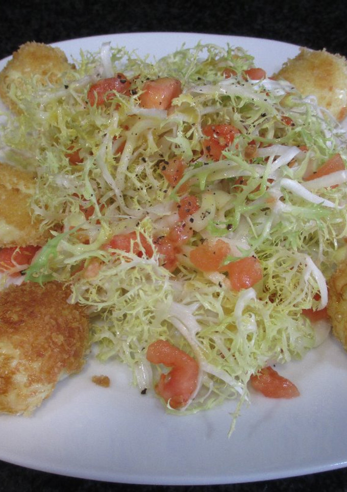Una foto de Huevos rebozados con ensalada de escarola