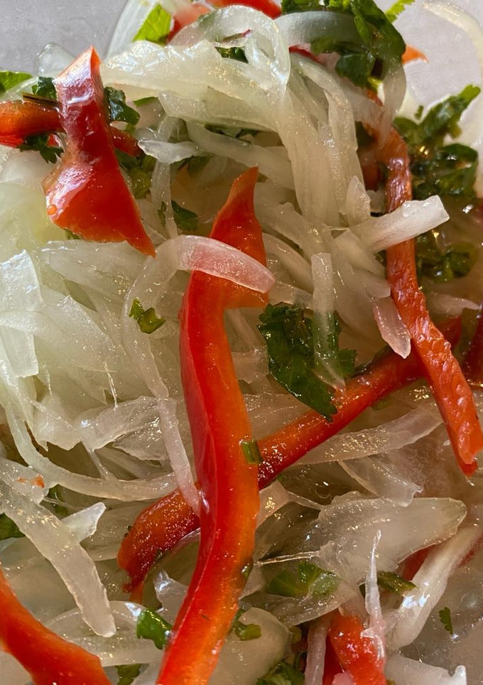Una foto de Ensalada de cebolla y morrón