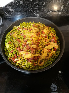 Una foto de Guisantes con chorizo al vino blanco