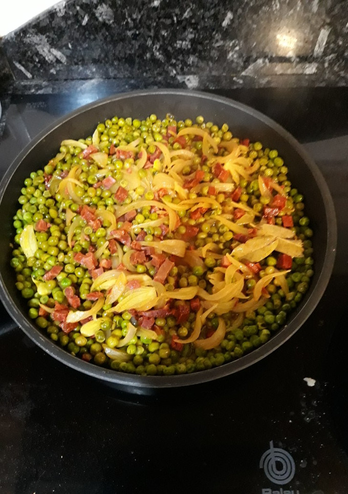 Una foto de Guisantes con chorizo al vino blanco