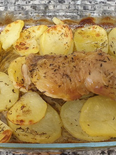 Una foto de Pollo al horno con patatas