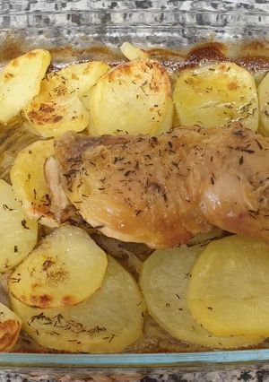 Una foto de Pollo al horno con patatas