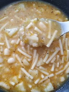 Una foto de Papas, judías y fideos