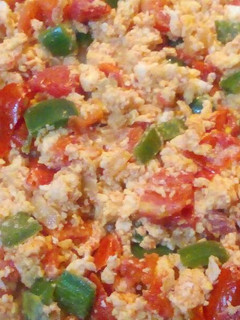 Una foto de Huevos revueltos enchilados